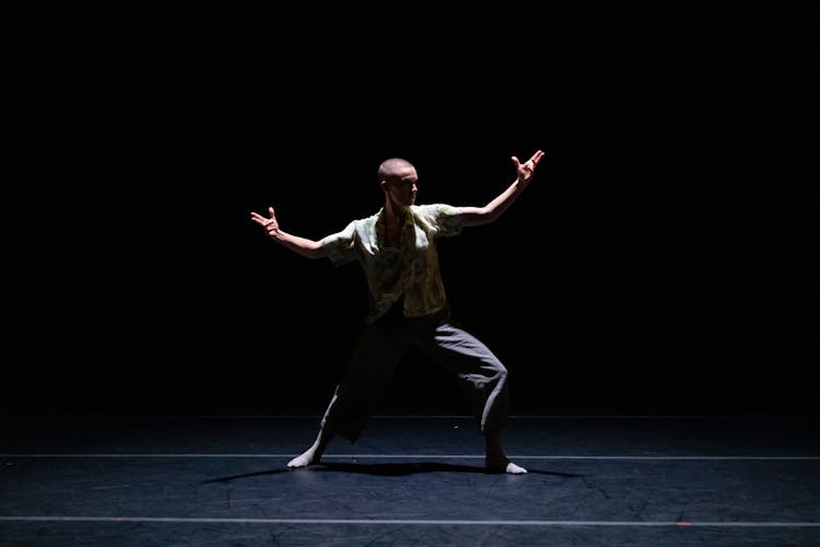 The Broken Glass | Choreography by Bryan Arias | Photograph by Valentina Reneff-Olson for SFDanceworks| 2023